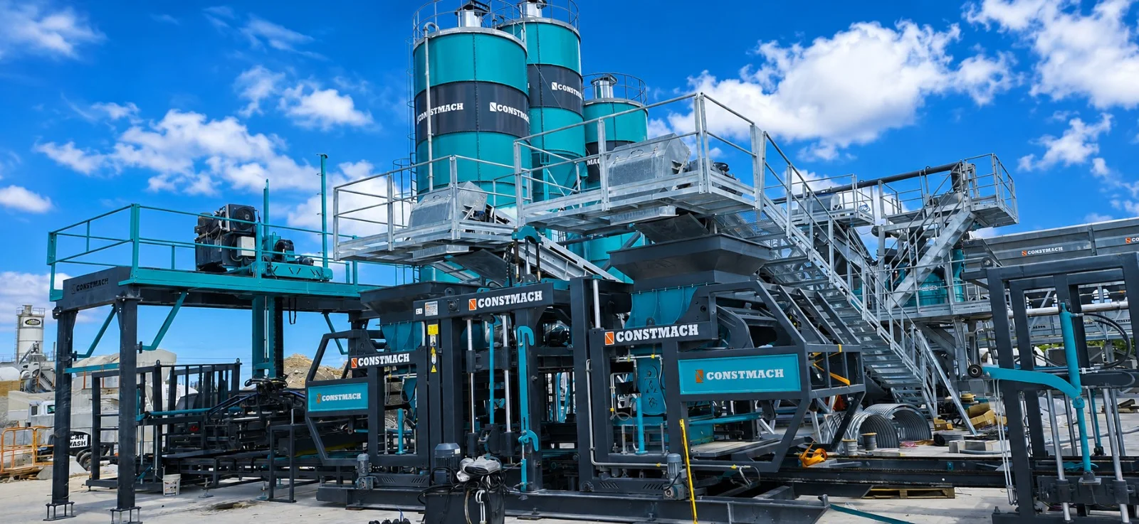 La Machine à Blocs CONSTMACH BS 36 avec Centrale à Béton Double Mix Opérationnelle à Miami, aux États-Unis